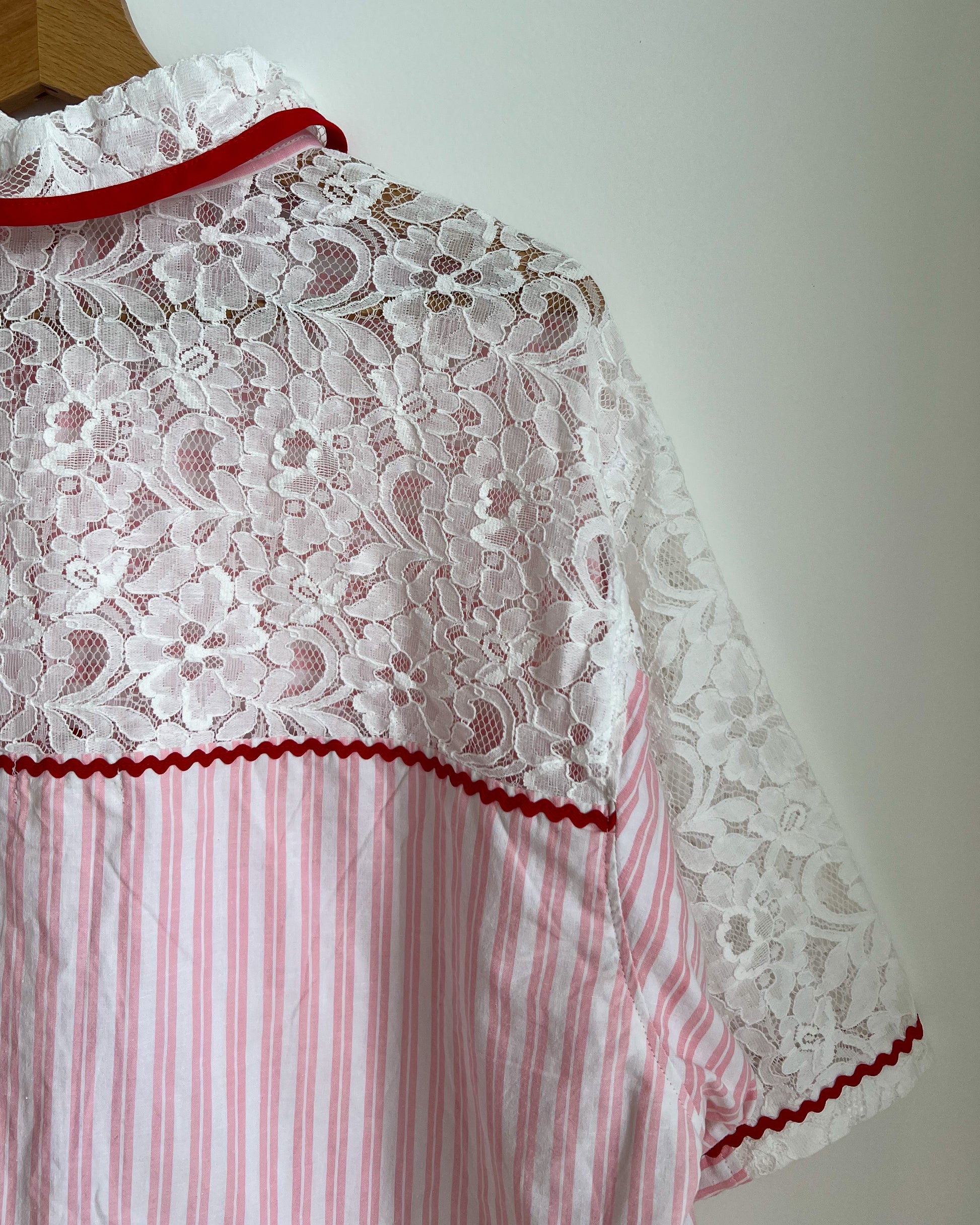 Chemisette rose et dentelle